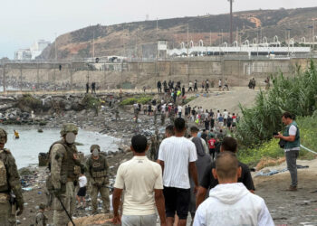 Italia cierra la frontera marítima y aérea con España en pleno choque por la crisis migratoria
