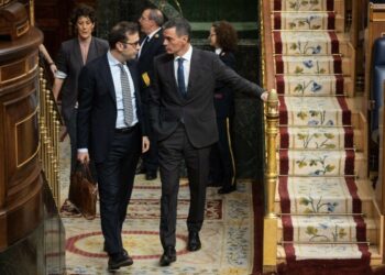 España pide a la UE una discusión sobre el impuesto al beneficio de petroleras por la guerra de Irán