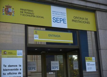 La ocupación sube a máximos históricos y el paro baja en 213.300 personas