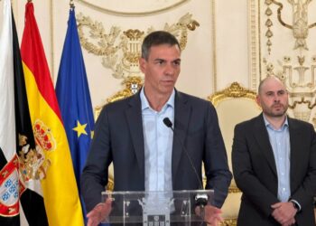 Sánchez anuncia instalación de boyas en el espigón de Ceuta y espera la “devolución cuanto antes” de los migrantes