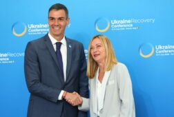 el gobierno restablece los controles fronterizos a los viajeros procedentes de italia