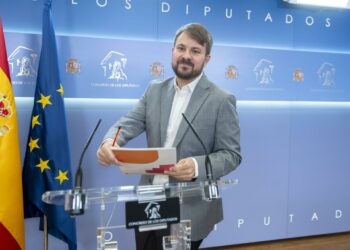 Sumar critica a Sánchez por seguir de vacaciones en plena crisis de Ceuta