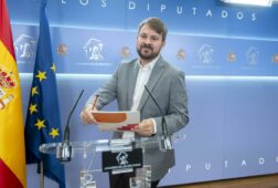 sumar critica a sanchez por seguir de vacaciones en plena crisis de ceuta