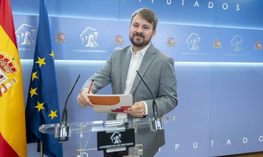 sumar critica a sanchez por seguir de vacaciones en plena crisis de ceuta