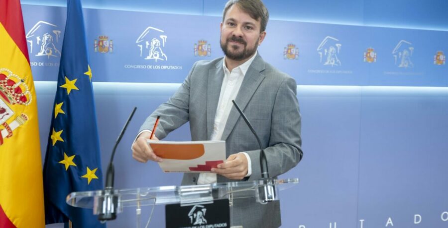 sumar critica a sanchez por seguir de vacaciones en plena crisis de ceuta