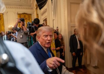 Trump pide a sus senadores que “espabilen” en las próximas legislativas o será “el último presidente republicano”