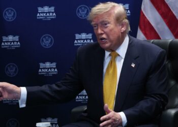 Trump advierte que el estrecho de Ormuz abrirá “muy pronto” o Irán recibirá “un golpe muy duro”