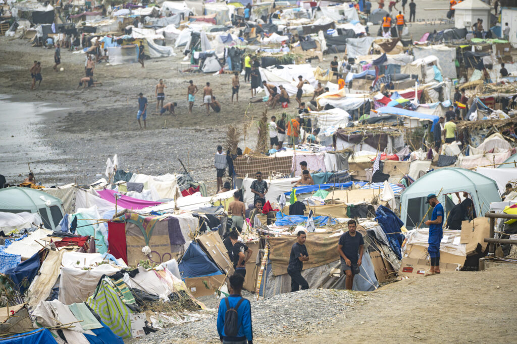 Centenares de migrantes acampan en la playa del Trampolín, a 3 de septiembre de 2026