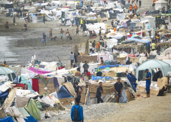 Centenares de migrantes acampan en la playa del Trampolín, a 3 de septiembre de 2026