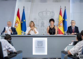(I-D) El ministro de Política Territorial y Memoria Democrática, Ángel Víctor Torres; la vicepresidenta segunda y minist