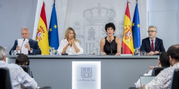 (I-D) El ministro de Política Territorial y Memoria Democrática, Ángel Víctor Torres; la vicepresidenta segunda y minist