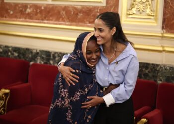La diputada de Sumar Tesh Sidi (d) mantiene un encuentro con saharauis en el Congreso de los Diputados, a 10 de septiemb