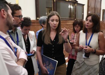 La portavoz del PP en el Congreso, Ester Muñoz, atiende a los medios durante una sesión plenaria en el Congreso de los D