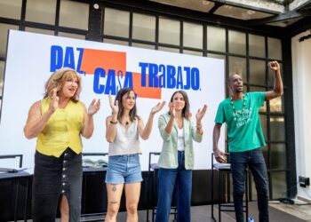 (I-D) La activista trans, Mar Cambrollé, la secretaria general de Podemos, Ione Belarra, la eurodiputada, Irene Montero,