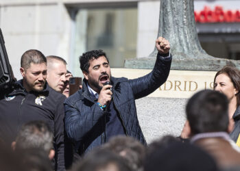 Archivo - El eurodiputado y líder de Se Acabó la Fiesta (SALF), Luis 'Alvise' Pérez, interviene durante una manifestació