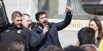 Archivo - El eurodiputado y líder de Se Acabó la Fiesta (SALF), Luis 'Alvise' Pérez, interviene durante una manifestació