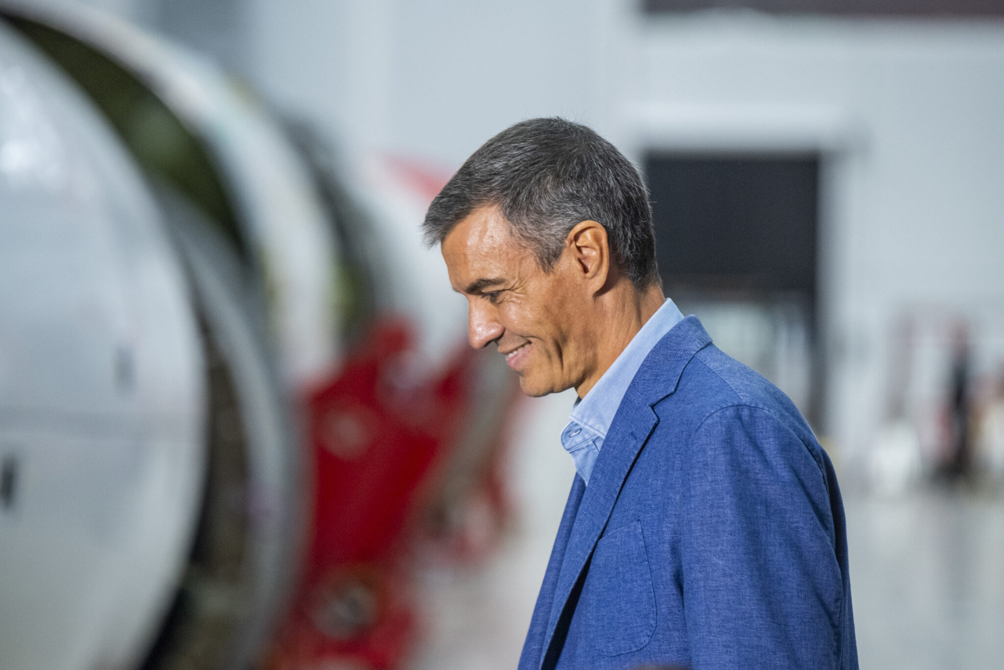 El presidente del Gobierno, Pedro Sánchez (c), visita las instalaciones de la empresa aeroespacial PLD Space, a 10 de se