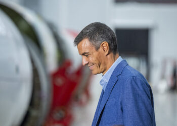 El presidente del Gobierno, Pedro Sánchez (c), visita las instalaciones de la empresa aeroespacial PLD Space, a 10 de se