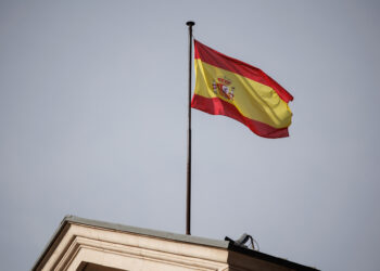Archivo - La bandera de España en la fachada del Senado. Archivo.