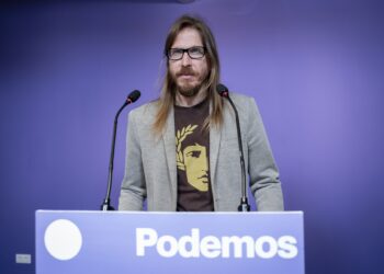 Archivo - El secretario de Organización y portavoz de Podemos, Pablo Fernández, durante una rueda de prensa en la sede d
