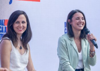 (I-D) La secretaria general de Podemos, Ione Belarra, la secretaria política de Podemos y eurodiputada, Irene Montero, d