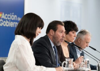 El ministro de Transportes y Movilidad Sostenible, Óscar Puente; la ministra de Inclusión; Seguridad Social y Migracione