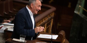 El diputado de Sumar Enrique Santiago interviene durante una sesión plenaria, en el Congreso de los Diputados, a 15 de s