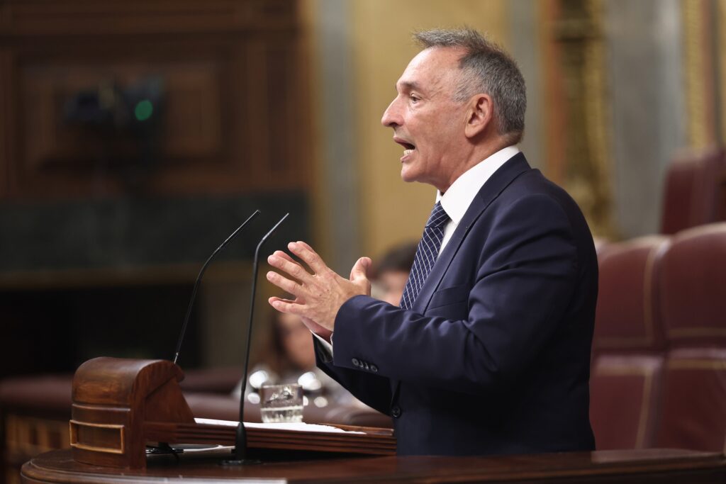 El diputado de Sumar Enrique Santiago interviene durante una sesión plenaria en el Congreso de los Diputados, a 10 de se