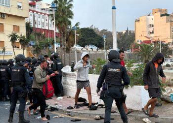 Los Cuerpos de Seguridad del Estado organizan a los migrantes para su traslado al Puerto de Ceuta, a 18 de septiembre de
