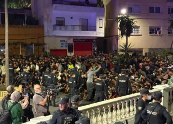 La Guardia Civil organiza a los migrantes para su traslado al Puerto de Ceuta, a 18 de septiembre de 2026, en Ceuta (Esp