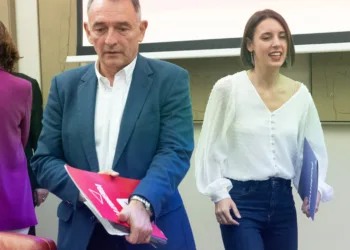 Archivo - La eurodiputada de Podemos, Irene Montero, y el portavoz de IU,  Enrique Santiago, en una imagen de archivo