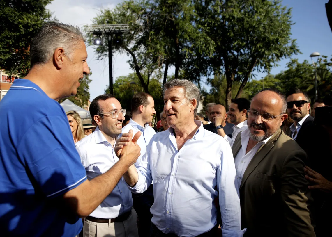 Archivo - El presidente del Partido Popular, Alberto Núñez Feijóo (c), saluda al alcalde de Badalona, Xabier García Albi
