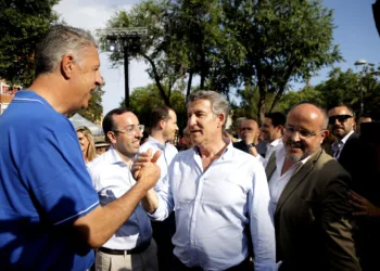 Archivo - El presidente del Partido Popular, Alberto Núñez Feijóo (c), saluda al alcalde de Badalona, Xabier García Albi