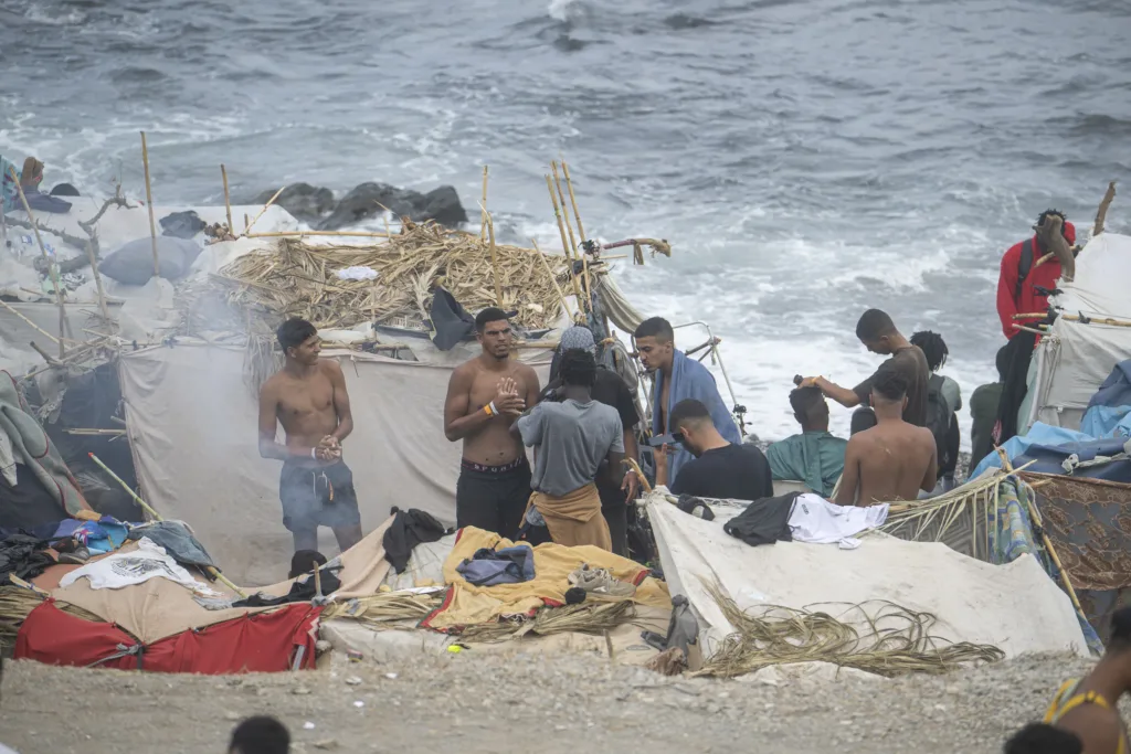 Asentamiento de migrantes en la playa El Trampolín