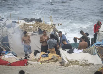 Asentamiento de migrantes en la playa El Trampolín