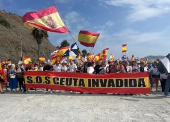 Marcha de ceutíes hacia el Tarajal para defender la españolidad de la ciudad