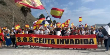 Marcha de ceutíes hacia el Tarajal para defender la españolidad de la ciudad