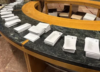 Archivo - Papeletas electorales a disposición de los electores.