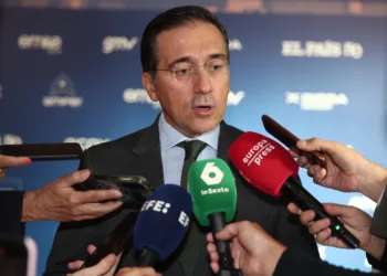 El ministro de Asuntos Exteriores, Unión Europea y Cooperación, José Manuel Albares, atiende a los meduios a su llegada
