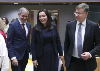 El secretario de Estado para la Unión Europea, Fernando Sampedro, y el comisario económico, Valdis Dombrovskis, a su lle