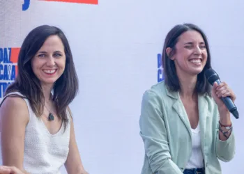 (I-D) La secretaria general de Podemos, Ione Belarra, la secretaria política de Podemos y eurodiputada, Irene Montero, d