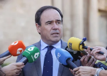 El 'president' Juanfran Pérez Llorca atiende a los periodistas
