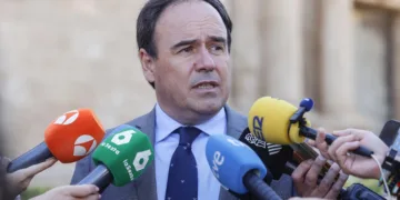 El 'president' Juanfran Pérez Llorca atiende a los periodistas