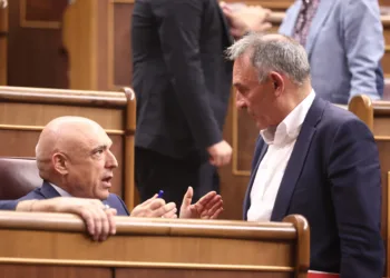 El portavoz adjunto de Sumar, Enrique Santiago, con el secretario de Estado de relaciones con las Cortes, Rafael Simanca