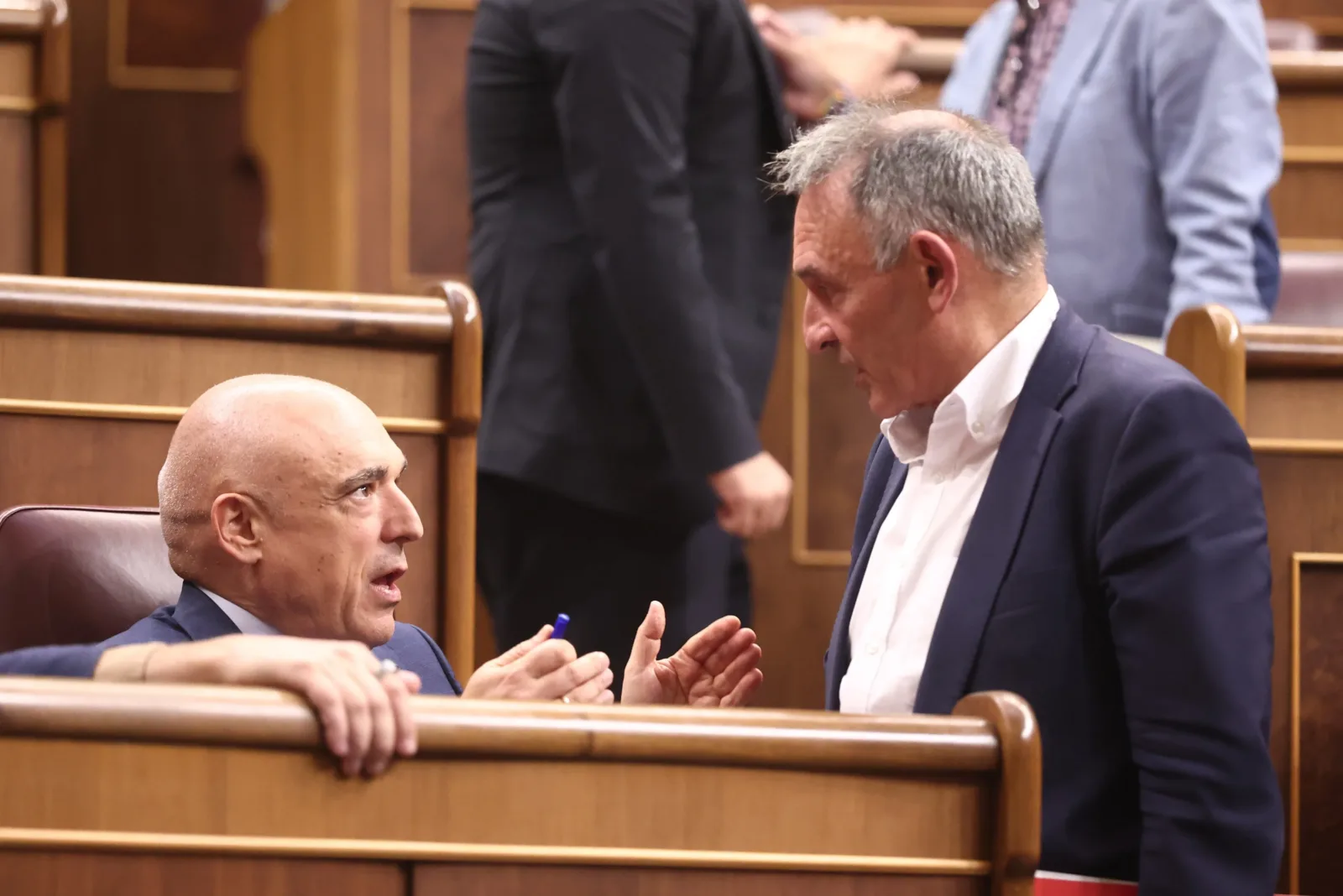 El portavoz adjunto de Sumar, Enrique Santiago, con el secretario de Estado de relaciones con las Cortes, Rafael Simanca