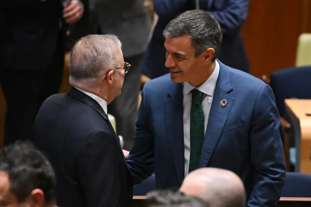 El presidente del Gobierno, Pedro Sánchez (d), durante un encuentro de la ONU, a 21 de septiembre de 2026, en Nueva York