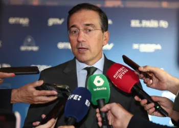 El ministro de Asuntos Exteriores, Unión Europea y Cooperación, José Manuel Albares, atiende a los meduios a su llegada