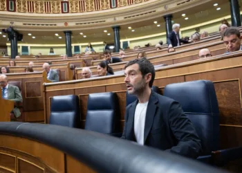 El ministro de Consumo, Pablo Bustinduy, durante una sesión de control al Gobierno, en el Congreso de los Diputados, a 2