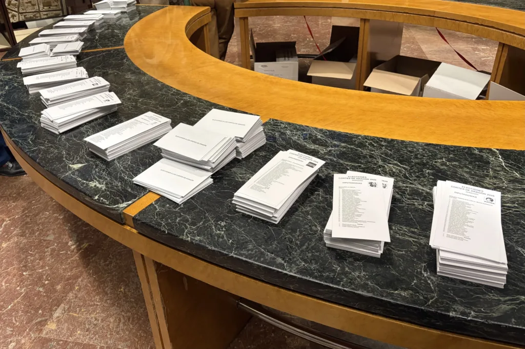 Archivo - Papeletas electorales a disposición de los electores.