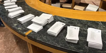 Archivo - Papeletas electorales a disposición de los electores.